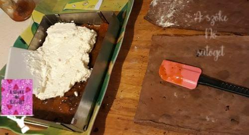 A lapokat formába teszem és megkenem a krémmel