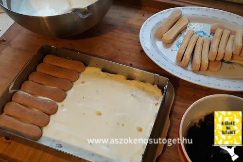 rápakolom a piskótákat a krém tetejére
