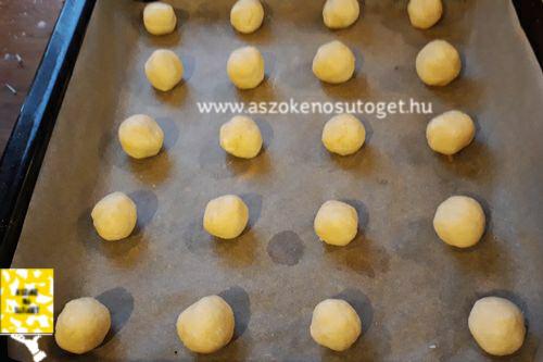 kis golyókat formázom